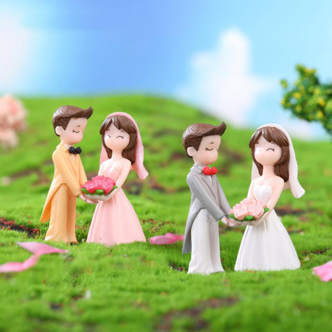 2Pcs Romantic Couple Ornament Realistic Fashionably Dressed DIY Mini Cake Decoration Lovers Figure for Desktop