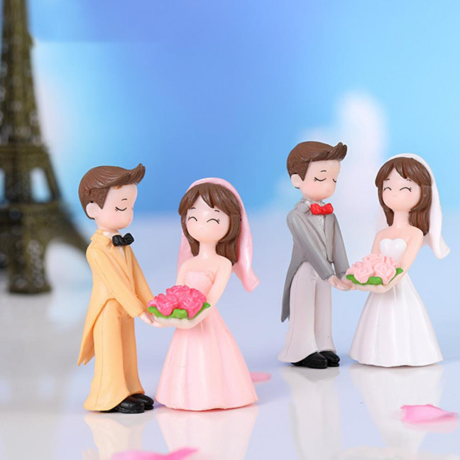 2Pcs Romantic Couple Ornament Realistic Fashionably Dressed DIY Mini Cake Decoration Lovers Figure for Desktop