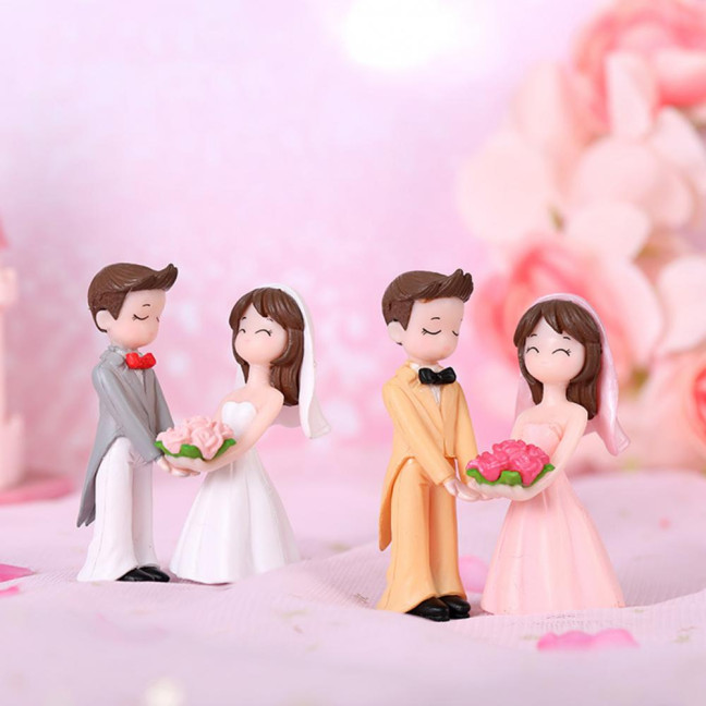 2Pcs Romantic Couple Ornament Realistic Fashionably Dressed DIY Mini Cake Decoration Lovers Figure for Desktop