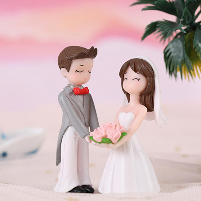 2Pcs Romantic Couple Ornament Realistic Fashionably Dressed DIY Mini Cake Decoration Lovers Figure for Desktop
