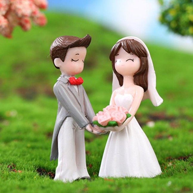 2Pcs Romantic Couple Ornament Realistic Fashionably Dressed DIY Mini Cake Decoration Lovers Figure for Desktop