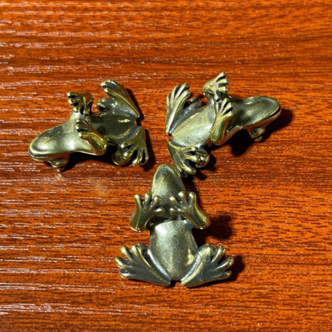 Mini Brass Frog Figurine 1 Inch Tiny Lucky Pocket Talisman Small Copper Frog Animal Statue for Garden Yard Balcony Zen Meditation Shelf Decor