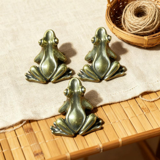 Mini Brass Frog Figurine 1 Inch Tiny Lucky Pocket Talisman Small Copper Frog Animal Statue for Garden Yard Balcony Zen Meditation Shelf Decor