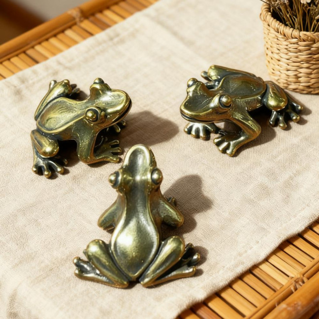 Mini Brass Frog Figurine 1 Inch Tiny Lucky Pocket Talisman Small Copper Frog Animal Statue for Garden Yard Balcony Zen Meditation Shelf Decor