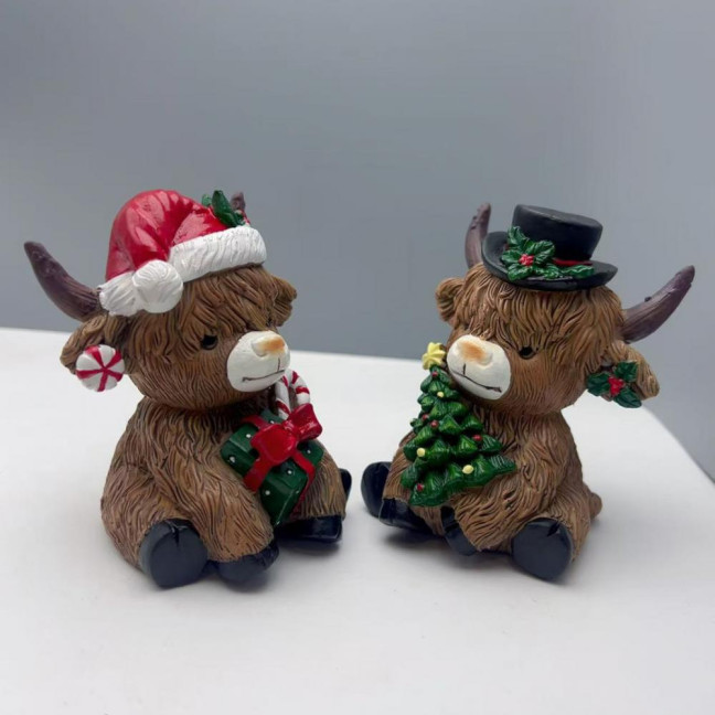 Christmas Highland Cow Figurine Resin Santa Tree Scottish Statue for Xmas Home Garden Kitchen Office Tiered Tray Table Decor Christmas Highland Cow Figurine Resin Santa Tree Scottish Statue for Xmas Home Garden Kitchen Office Tiered Tray Table Decor