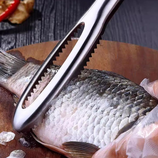 Stainless Steel Fish Scale Remover with Sharp Sawtooth Ergonomic Handle Manual Fish Scale Descaler Descaling Removal Tools Kitchen Gadgets 