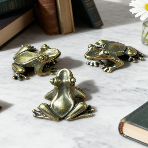 Mini Brass Frog Figurine 1 Inch Tiny Lucky Pocket Talisman Small Copper Frog Animal Statue for Garden Yard Balcony Zen Meditation Shelf Decor